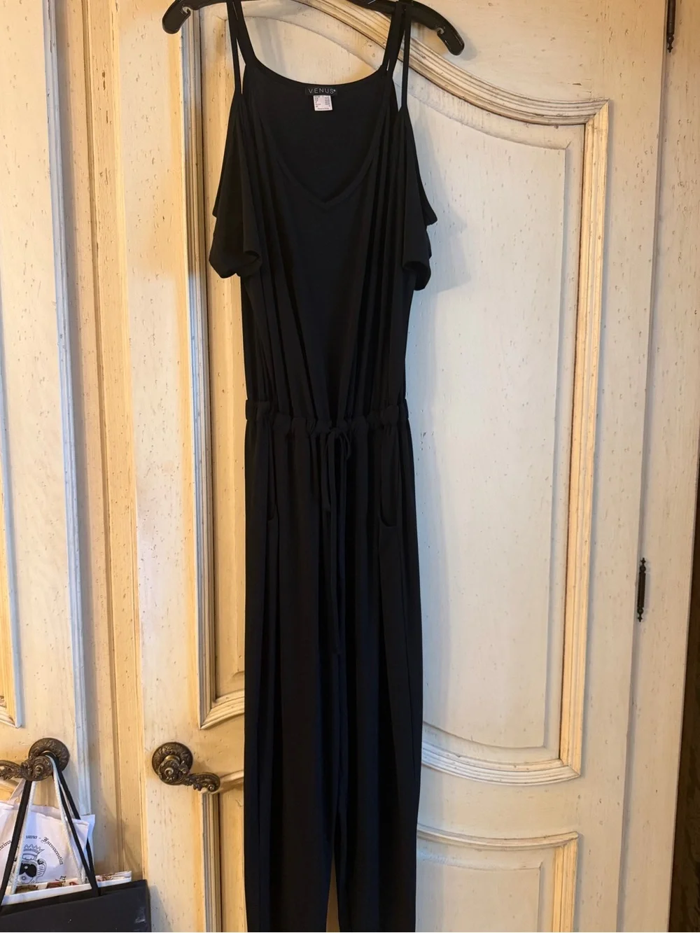 VENUS sleek black